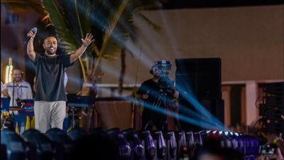 هيجيلي موجوع، تامر عاشور يتألق في حفل عيد الفطر بالسعودية (فيديو)