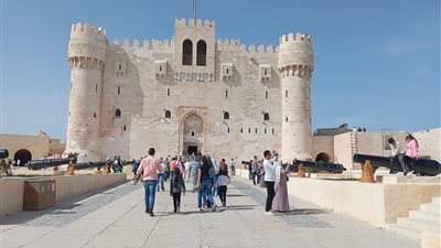 إقبال كبير علي قلعة قايتباي بالإسكندرية في ثالث أيام عيد الفطر