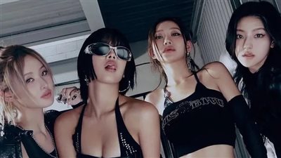 فرقة “Kiss of Life” الكورية تعتذر بعد اتهامات بالعنصرية