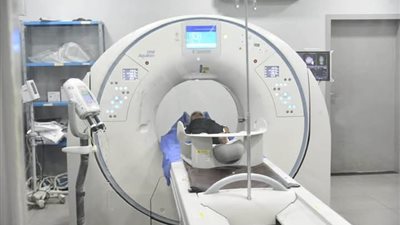 معهد ناصر يستقبل طفلة قطار المنوفية لتلقي العلاج (صور)