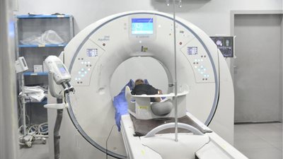 12 صورة ترصد نقل الطفلة إيمان ضحية رشق القطار بالحجارة من منزلها إلى معهد ناصر