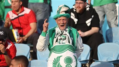 المصري البورسعيدي يكرم مشجعه المعمر بعد اهتمام الكاف