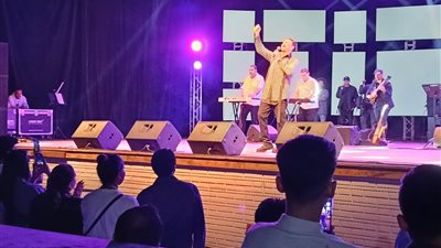 مصطفى قمر يتألق في حفل كامل العدد على مسرح محمد عبدالوهاب بالإسكندرية