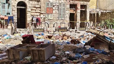 أسرة كاملة تحت الأنقاض، ننشر صور عقار الجمرك المنكوب في الإسكندرية 
