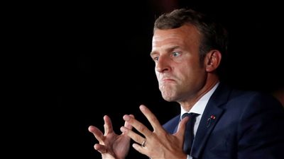 ماكرون يدعو الشركات الفرنسية لتعليق استثماراتها فى أمريكا ويتوعد بالرد على الرسوم الجمركية