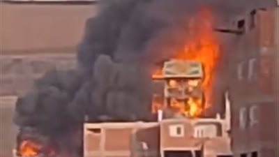 اللقطات الأولى لحريق عقار بمنشأة ناصر (فيديو)