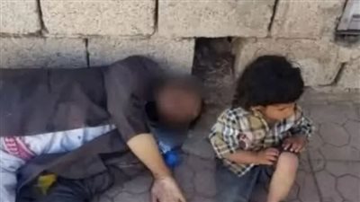  مشهد صادم للحظة موت مواطن يمنى من الجوع بجوار طفله (فيديو)