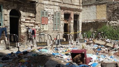 النيابة العامة تعاين موقع عقار الجمرك المنهار فى الإسكندرية 
