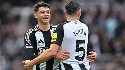 نيوكاسل يمدد عقد مدافعه فابيان شير حتى 2026