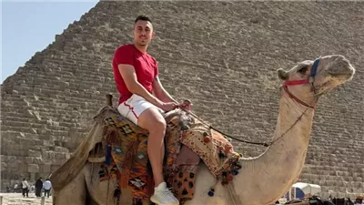 جراديشار لاعب الأهلي يزور الأهرامات 