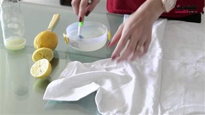 كيفية التخلص من بقع الاصفرار والرطوبة على الملابس