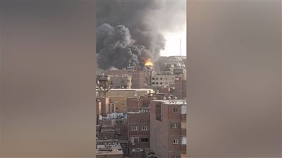 إخماد حريق نشب أعلى سطح عقار بمنشأة ناصر