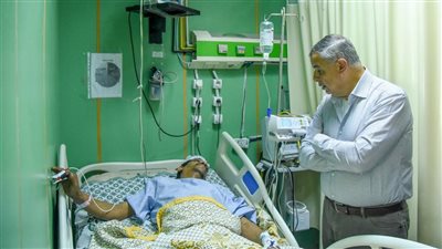 فقد أسرته، محافظ الإسكندرية يزور الزوج ضحية انهيار عقار الجمرك (صور)