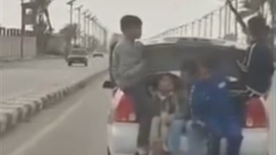 الأمن يكشف ملابسات فيديو جلوس أطفال في حقيبة سيارة ويستهدفون المارة بالخرز 