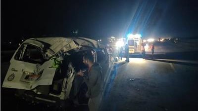 إصابة 12 شخصا في انقلاب ميكروباص بصحراوي المنيا