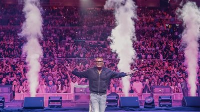 بحضور الآلاف، عمرو دياب يحيي ليلة استثنائية على مسرح 