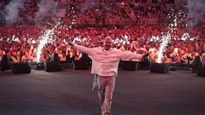 تصل إلى 156 ألف جنيه، أسعار تذاكر حفل عمرو دياب في دبي غدا 