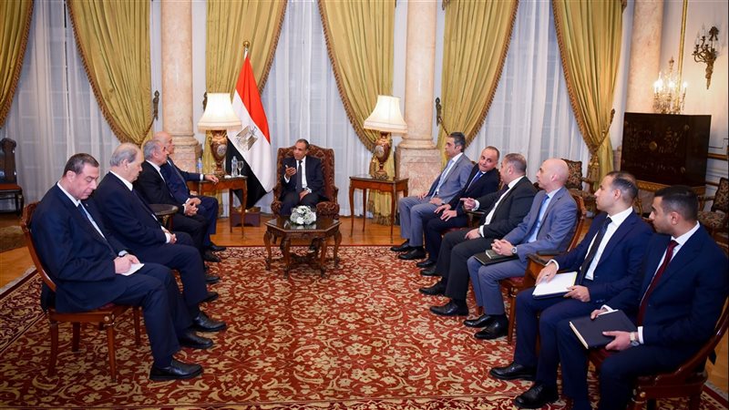 وزير الخارجية مع