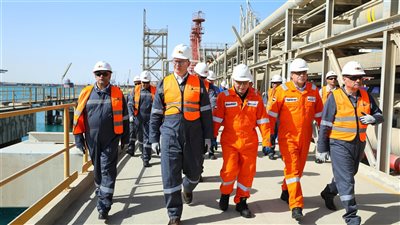 وزير البترول يتفقد محطة سونكر للصب السائل بميناء العين السخنة