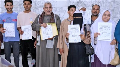 محافظ سوهاج يسلم 55 نموذج 8 تصالح للمواطنين