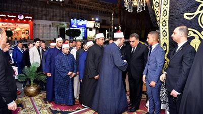 محافظ الدقهلية يتلقى العزاء في السكرتير العام للمحافظة 