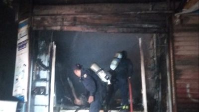 النار التهمته بالكامل، 4 سيارات للسيطرة على حريق محل هدايا ببنها