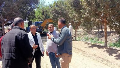 رفع 64 طن نواتج تطهير وتجمعات قمامة بمصرف المنصورة بالدقهلية (صور)