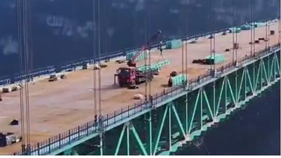 الصين تكمل بناء الهيكل الفولاذي لأعلى جسر معلق في العالم (فيديو)