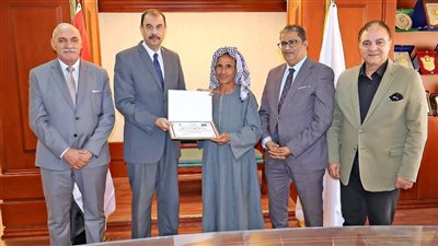 محافظ سوهاج يكرم 11 من أهالي الشيخ حمد لإنقاذهم حياة مواطن عالق بالجبل 