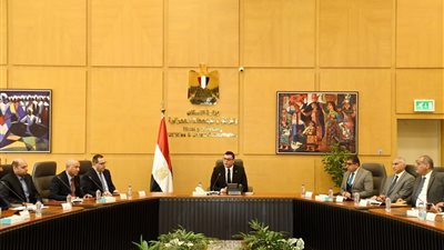 وزير الإسكان يلتقي مجموعة من المطورين وممثلي الكيانات العاملة بإقليم الساحل الشمالي الغربي 