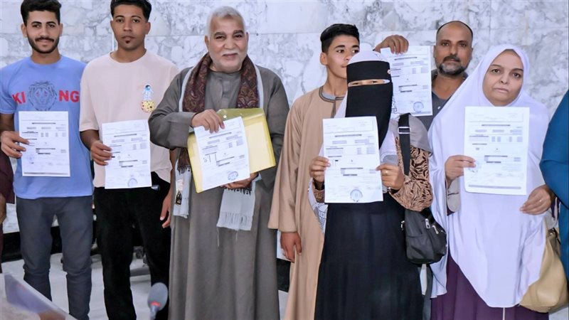 محافظ سوهاج يسلم