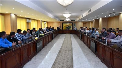 محافظ الفيوم يعقد اجتماعا لبحث طرق التعامل مع أراضي أملاك الدولة المستردة 