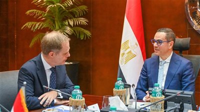 وزير الاستثمار يلتقي السفير البريطاني بالقاهرة لبحث سبل التعاون بين البلدين