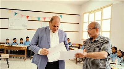 مدير التعليم يتفقد انتظام الدراسة بمدرسة حاجر قنا 