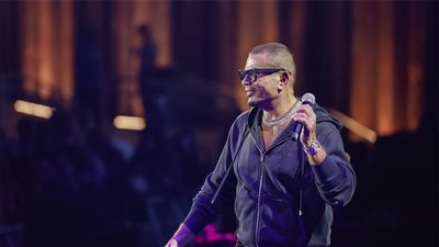 نيو لوك عمرو دياب في حفله الأخير يتصدر التريند 