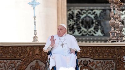 بابا الفاتيكان يظهر لأول مرة بعد وعكته الصحية على كرسي متحرك 