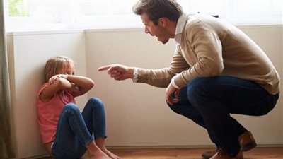 تفسير حلم الضرب من الأب في المنام وعلاقته بوجود  مشكلات مالية 