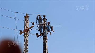 إصلاح أعطال الكهرباء بقرية الحبيل في الأقصر 