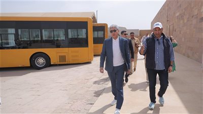 وزير السياحة يتفقد اللمسات النهائية لمشروع تطوير الخدمات بمنطقة الأهرامات