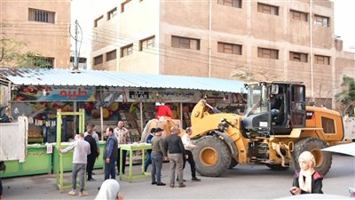 غلق وإزالة منفذ للخضروات والفاكهة بالمنصورة لعدم الالتزام بالأسعار (صور)