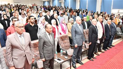 رئيس جامعة القناة يفتتح المؤتمر الطلابي لكلية الآداب ويتابع العروض البحثية (صور) 