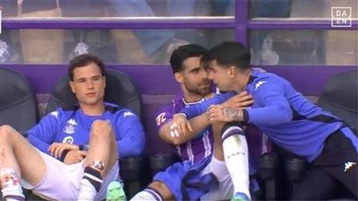 لاعب يعتدي على زميله بمقاعد البدلاء خلال مباراة في الدوري الإسباني (فيديو)