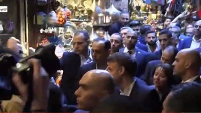 وسط هتافات المواطنين، السيسي يصطحب نظيره الفرنسي في جولة بخان الخليلي (فيديو)