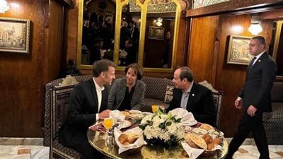  على أنغام العود، السيسي وماكرون يتناولان عشاءً وديًا بخان الخليلي