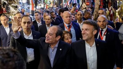  مواطن للسيسي خلال جولته بخان الخليلي: ربنا يحميك وينصرك، والرئيس يرد (فيديو)