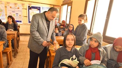 محافظ أسيوط يتفقد مدرستي هدى شعراوي والنهضة (صور) 