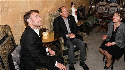 الصحف الفرنسية: ماكرون تجول بفرحة في شوارع القاهرة.. نشر فيديو ورسالة شكر للسيسي على تويتر.. دخل في أحاديث والتقط صور سيلفي مع المواطنين 