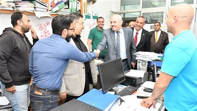 رئيس جامعة القناة يتفقد المبنى الإداري (صور) 