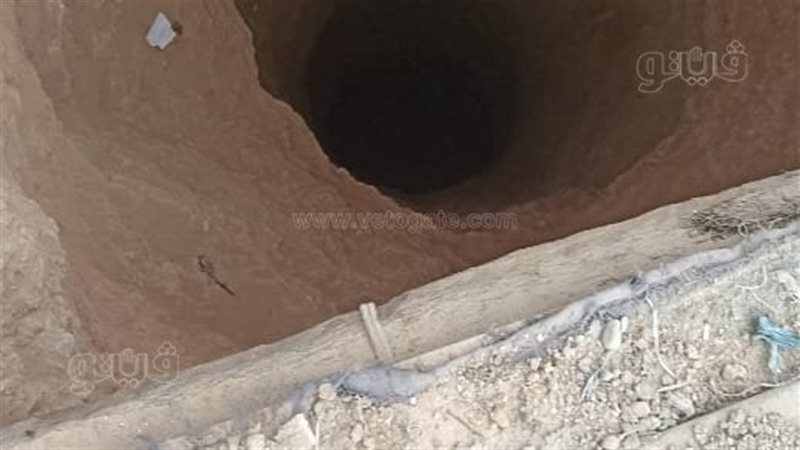  شاب يسقط في بئر