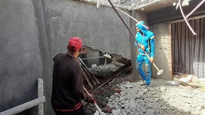 رئيس حي شرق بالإسكندرية تتابع حملة لإيقاف وإزالة أعمال مخالفة بعزبة الموظفين 